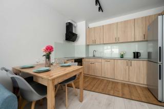 Spacious Apartment in Wrocław with Desk and Parking by Noclegi Renters - 7