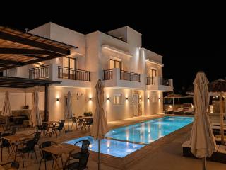 Diamond Deluxe Apartments Pool&Bar - 9