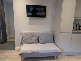 Modern Studio in Prime City Location - Off Mill Rd - 6
