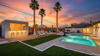 Vegas Luxury Retreat - Holidays Offer - 1 Day Free Spa Heating - Private Estate with Pool, Spa, Mini Golf, Pickleball Court - 7