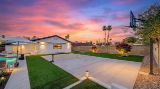 Vegas Luxury Retreat - Holidays Offer - 1 Day Free Spa Heating - Private Estate with Pool, Spa, Mini Golf, Pickleball Court - 5