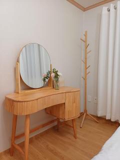 #Spacious and relaxing stay# Songjeong Station 7 minutes on foot, Gimpo Airport 2 minutes, Hongdae 25 minutes, Seoul Station 30 minutes , Luggage storage, Airport bus - 3