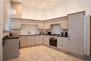 City Centre Townhouse, Perfect for Groups and Families, Parking Available - 7