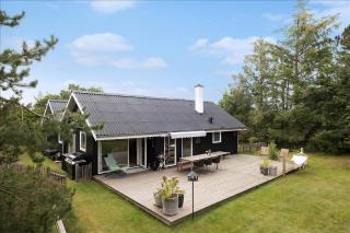 Family Holiday Home With Sea View In Hou - 0