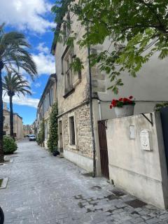 La maison sur la place dans Aigues Mortes - 8