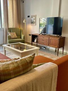 Curated Vintage Athenian apartment with Acropolis view - 9