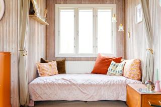 Colourful Family House With Pastels And Garden - 9