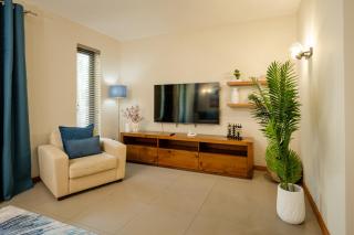 Chic poolside haven 3BR steps from the beach - 9