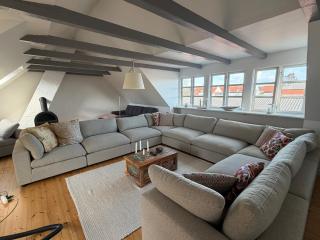 Charming, newly renovated large family townhouse - 2