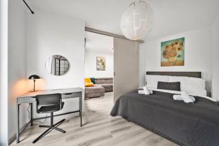 Stylish Central Flat - Balcony & Private Parking - 1