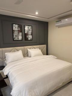 Demure Apartments Luxe Luxury Studio center of Gulberg - 1