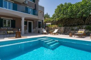 Vila Obzor with a heated pool - 9