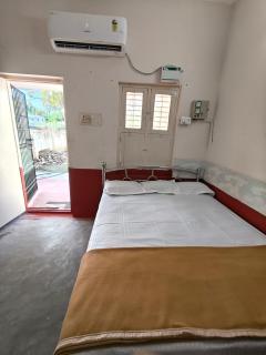 Sheshalaya AC Home Stay - 6