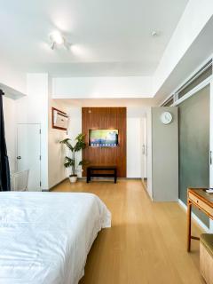 corner 1BR unit with city view Avant at The Fort - 4