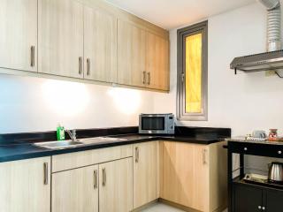 corner 1BR unit with city view Avant at The Fort - 1