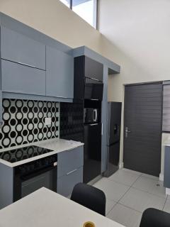 Beautiful 2 bedroom unit, inverter & complex pool - 3