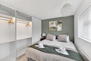 Modern House • Close to Town Centre • Driveway Parking • Fast WiFi • Self-Check-in • Yoko Property - 1