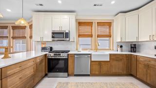 Modern Historic Charm 4br ONE Block to Beach - 8