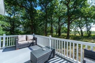 Charming Isle of Wight Holiday Park Retreat with Nature Views - 1
