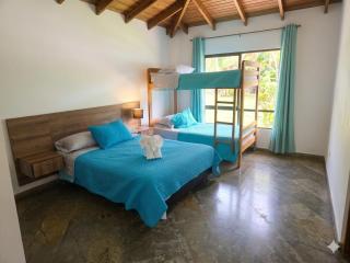 Lake Villa with Jacuzzi, BBQ, and Games for Guests Near Guatapé - 7
