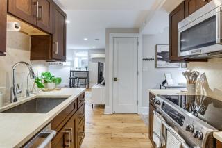 Walkable for DC250! Stylish Studio in Adams Morgan - 2
