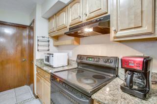 2 Mi to Lake! Townhome w/ Pool Access in Kenner - 4
