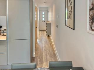 Stylish One Bed Totnes Retreat with Free Parking - 6