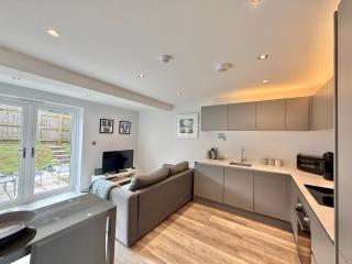Stylish One Bed Totnes Retreat with Free Parking - 9