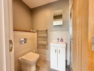 Stylish One Bed Totnes Retreat with Free Parking - 1