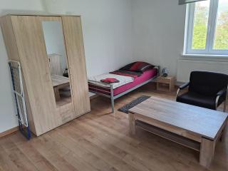 Voll ausgestattete Monteur- Ferienwohnung direkt an der Raffinerie Leuna in einer Villa mit kleinem Balkon - 1