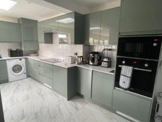 Rooms in Luxury 6 Bedroom House - 3