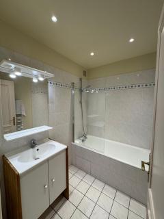 70 sqm apartment in 75008 Paris - 1