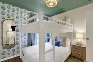 Mossy Tides Retreat | Hot Tub+Mini Golf+Game Room - Savannah - 3
