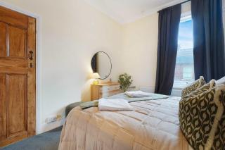 Elegant 4BR Houghton St Sleeps 7 by Stay With Us - 1