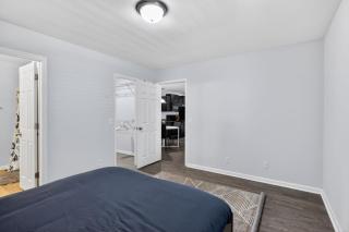 Modern 2BR2BA Spacious Retreat - 4