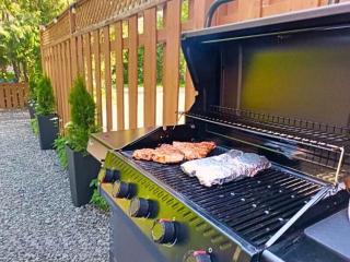 35 min to MTL - 3 Floors - Private Backyard - BBQ - 3
