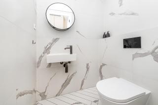 Designer Touch 2-bedroom in Picturesque Area - 6