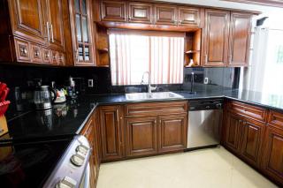 Spacious 5-Bedroom House with Pool in North Miami - 1
