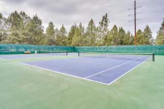 Pet-Friendly Townhome w/ Hot Tub in Redmond! - 2