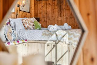 The Railway View - Luxury Shepherd's Hut Glamping in the Cotswolds, Pet Friendly by Blue Puffin Stays - 3