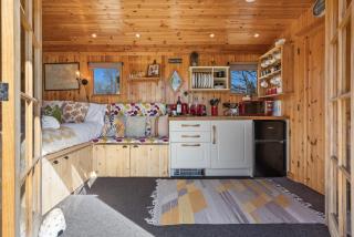 The Railway View - Luxury Shepherd's Hut Glamping in the Cotswolds, Pet Friendly by Blue Puffin Stays - 6