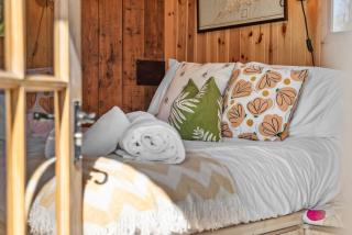 The Railway View - Luxury Shepherd's Hut Glamping in the Cotswolds, Pet Friendly by Blue Puffin Stays - 5