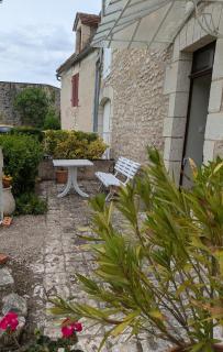 Maison sur la place du village en bord de Dordogne - 1