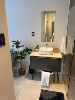 Modern Luxury Apartment- The Paramount Houghton Estate near Rosebank & Sandton - 2