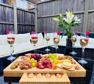 4BR Heathrow Base Free Parking Fast Wi-Fi - 0