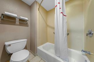 Red Roof Inn & Suites Philadelphia - Bellmawr - 9