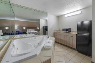 Red Roof Inn & Suites Philadelphia - Bellmawr - 3