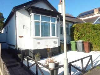 Cozy 2-bedroom Wolverhampton Bungalow, 3 beds with Garden & Parking - 4
