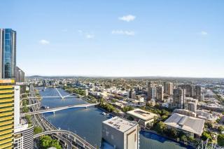 Ryeva Stays with free Parking, Pool, Sauna, Gym & River Views - 6