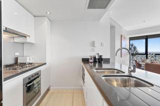 Ryeva Stays with free Parking, Pool, Sauna, Gym & River Views - 1